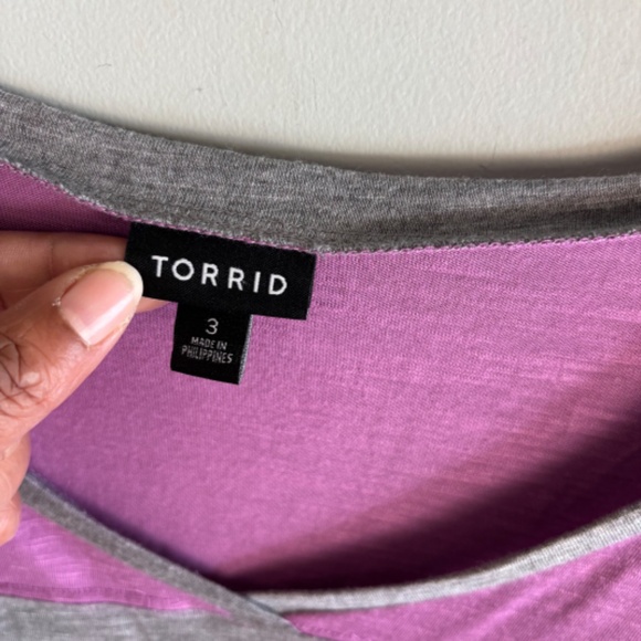 Torrid V Neck Raglan Tee Size 3X - Picture 2 of 3